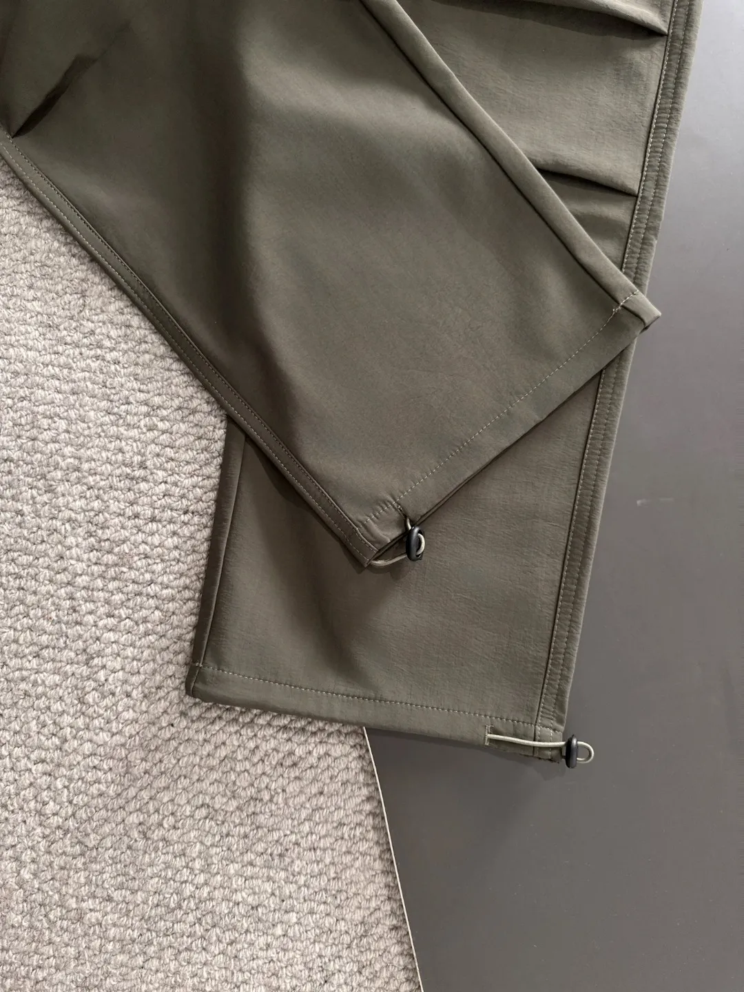 2-3 days to ship P360 Stone lsland/Stone Island Mouth Co-branded Exclusive launch of 25ss autumn and winter new high-quality trousers Compare real-life details at will The craftsmanship that ordinary small workshops cannot copy Top-level ZP development Unique imported fabric feel Purely imported German machine production Precision operation Ten thousand needle density A pair of trousers with rich details You can see the development strength A full set of new accessories can be customized simultaneously Simple yet elegant Soft, delicate and comfortable The upper body is versatile and fashionable A perfect choice for autumn and winter, a must-have item. Sizes: M to 3XL (please state your height and weight when placing an order)